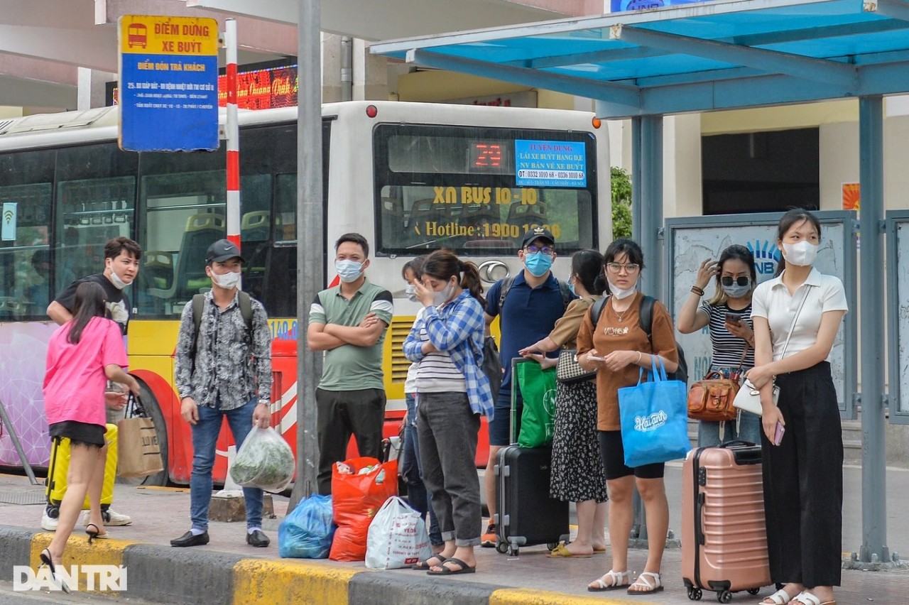Ngày cuối kỳ nghỉ lễ 30/4 1/5, người dân tấp nập trở về Hà Nội