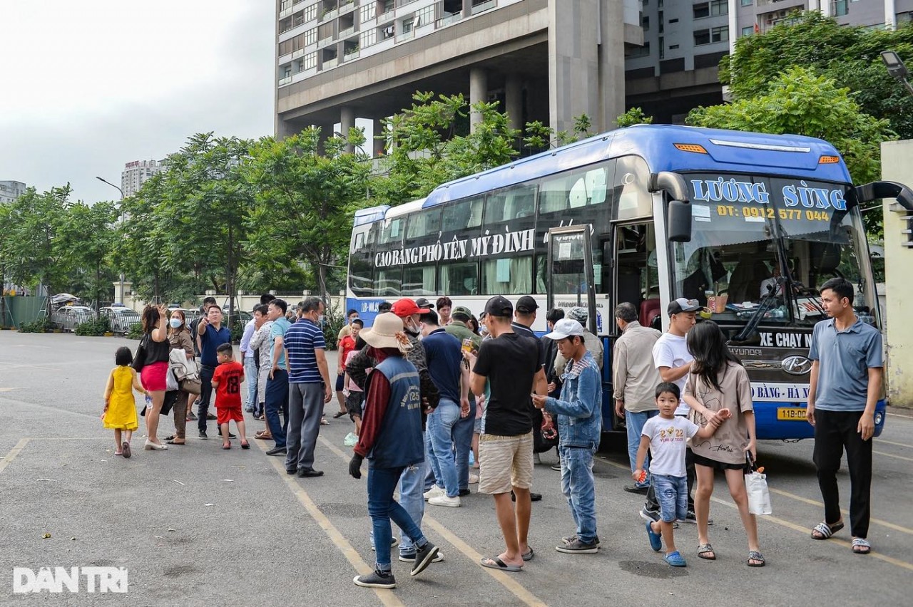 Ngày cuối kỳ nghỉ lễ 30/4 1/5, người dân tấp nập trở về Hà Nội