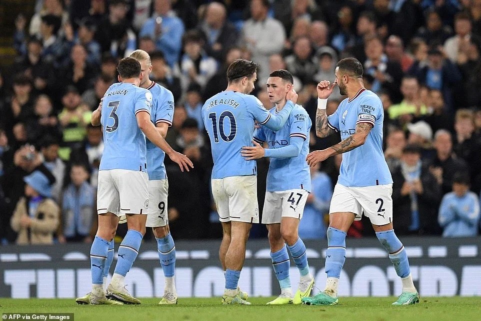 Erling Haaland lập kỷ lục ghi bàn, Man City trở lại dẫn đầu Ngoại hạng Anh