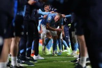 Erling Haaland tiết lộ đồng đội Man City chúc mừng kỷ lục ghi bàn đến... bầm lưng