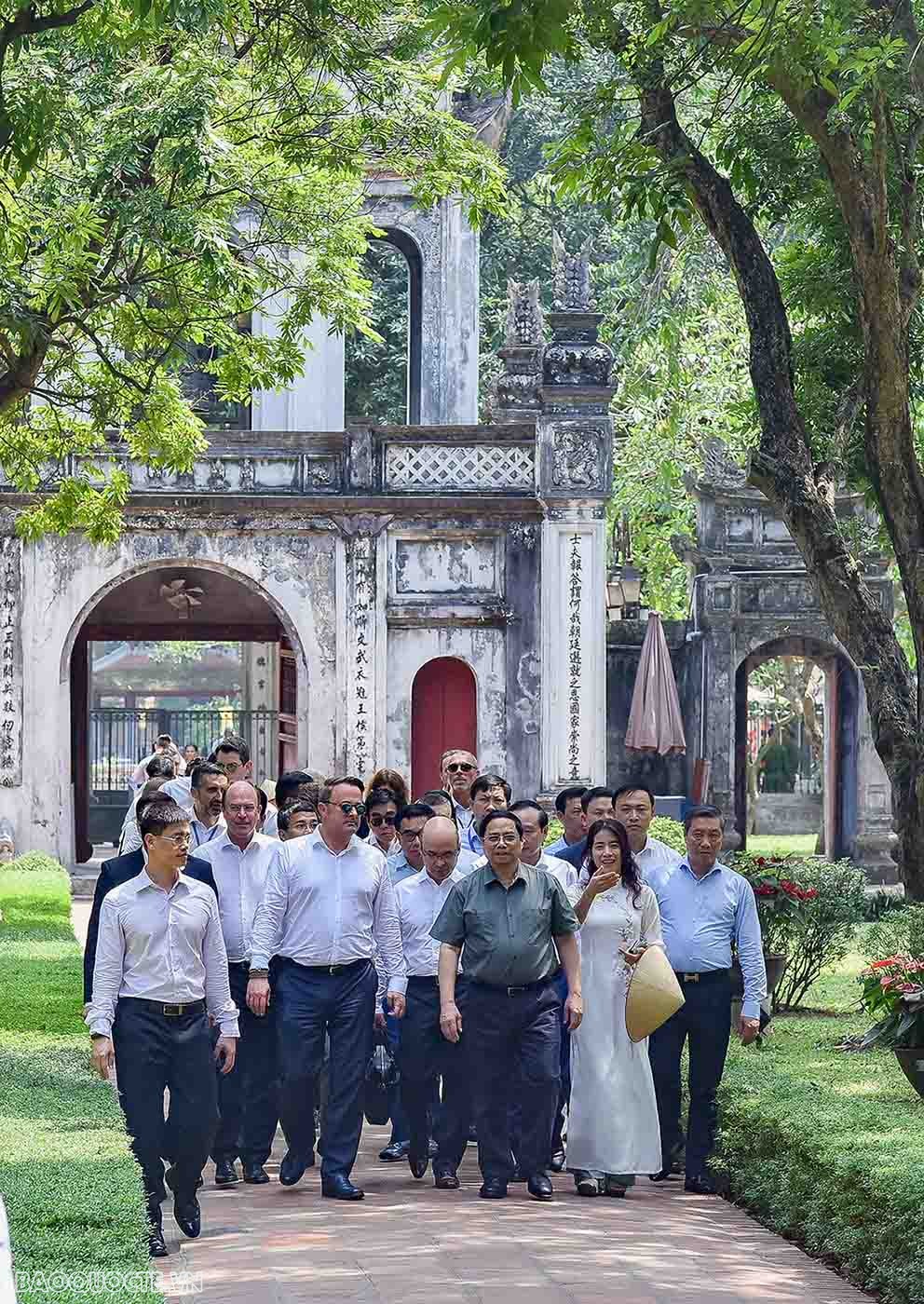 Hai Thủ tướng Việt Nam và Luxembourg thăm quan Văn Miếu-Quốc Tử Giám Hai Thủ tướng Việt Nam và Luxembourg thăm quan Văn Miếu-Quốc Tử Giám