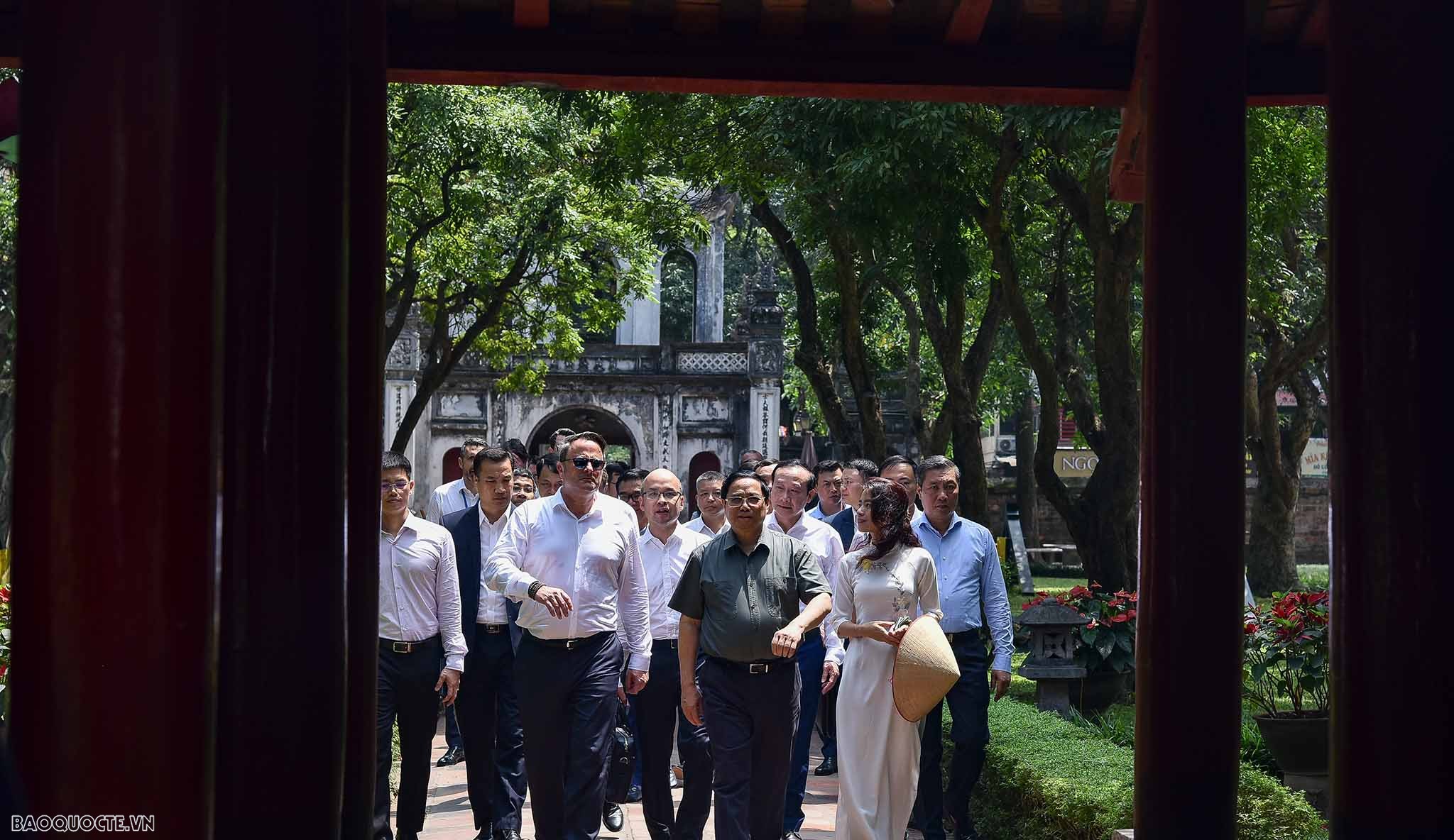 Hai Thủ tướng Việt Nam và Luxembourg thăm quan Văn Miếu-Quốc Tử Giám Hai Thủ tướng Việt Nam và Luxembourg thăm quan Văn Miếu-Quốc Tử Giám