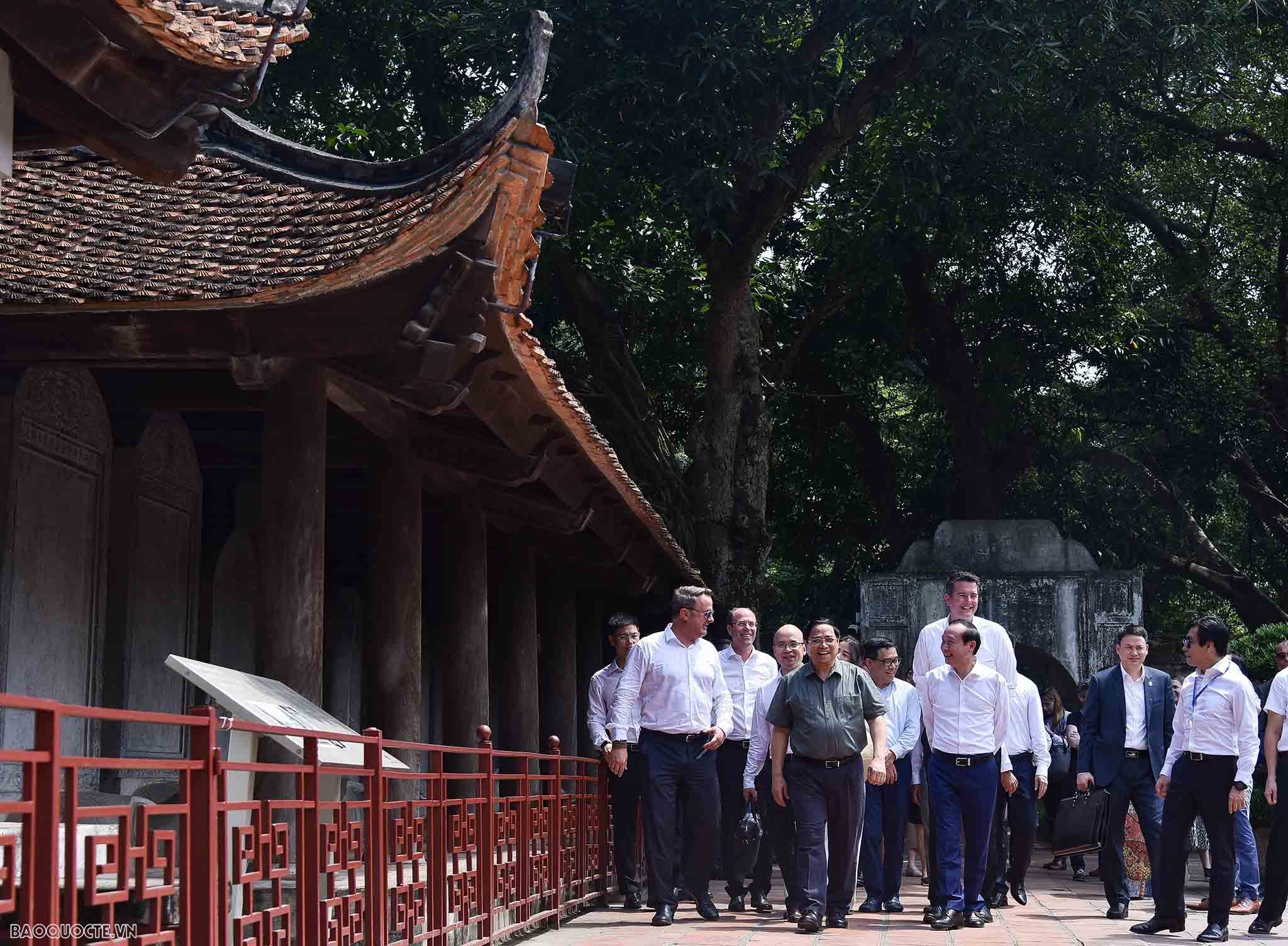 Hai Thủ tướng Việt Nam và Luxembourg thăm quan Văn Miếu-Quốc Tử Giám Hai Thủ tướng Việt Nam và Luxembourg thăm quan Văn Miếu-Quốc Tử Giám