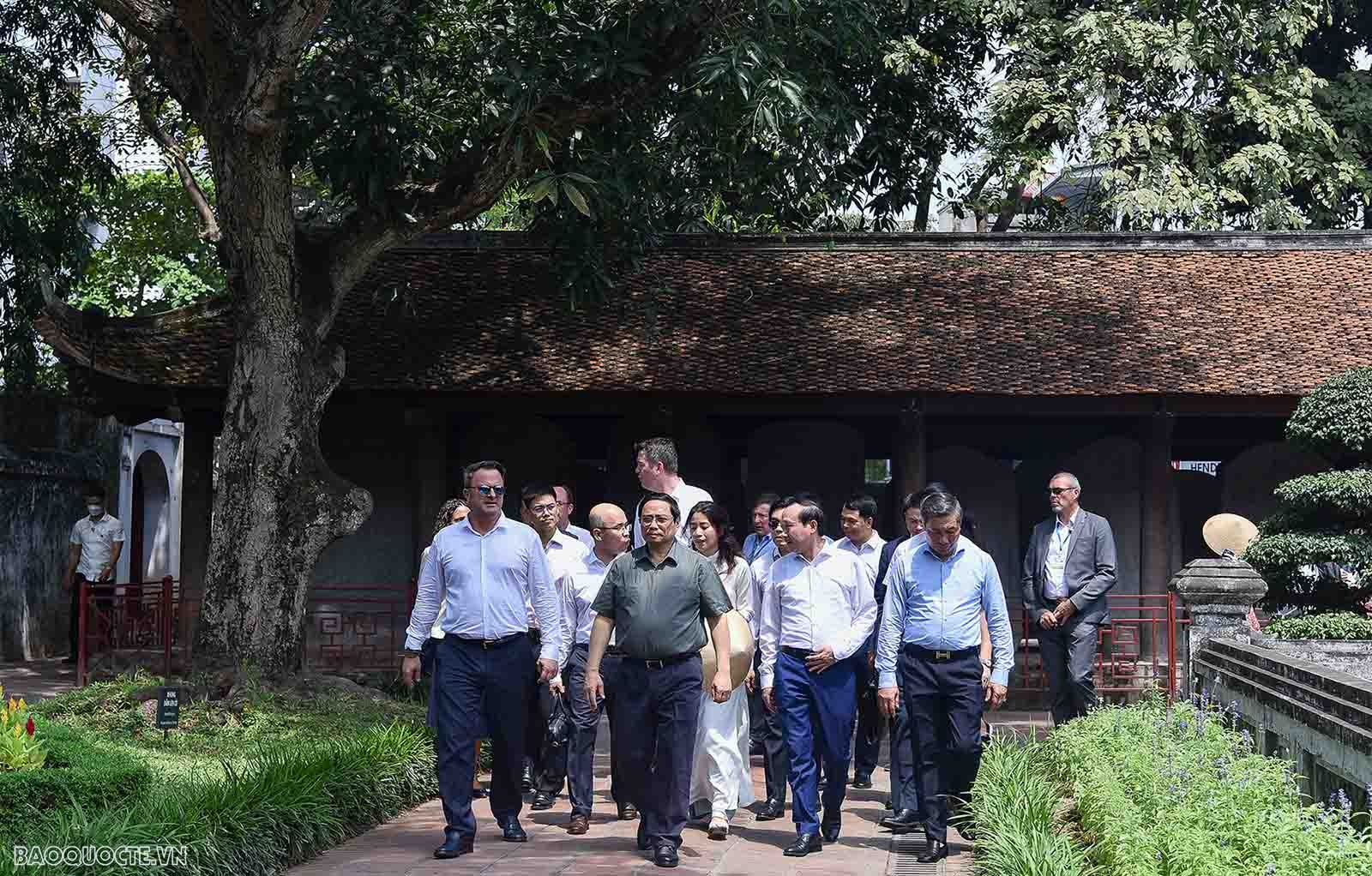 Hai Thủ tướng Việt Nam và Luxembourg thăm quan Văn Miếu-Quốc Tử Giám Hai Thủ tướng Việt Nam và Luxembourg thăm quan Văn Miếu-Quốc Tử Giám