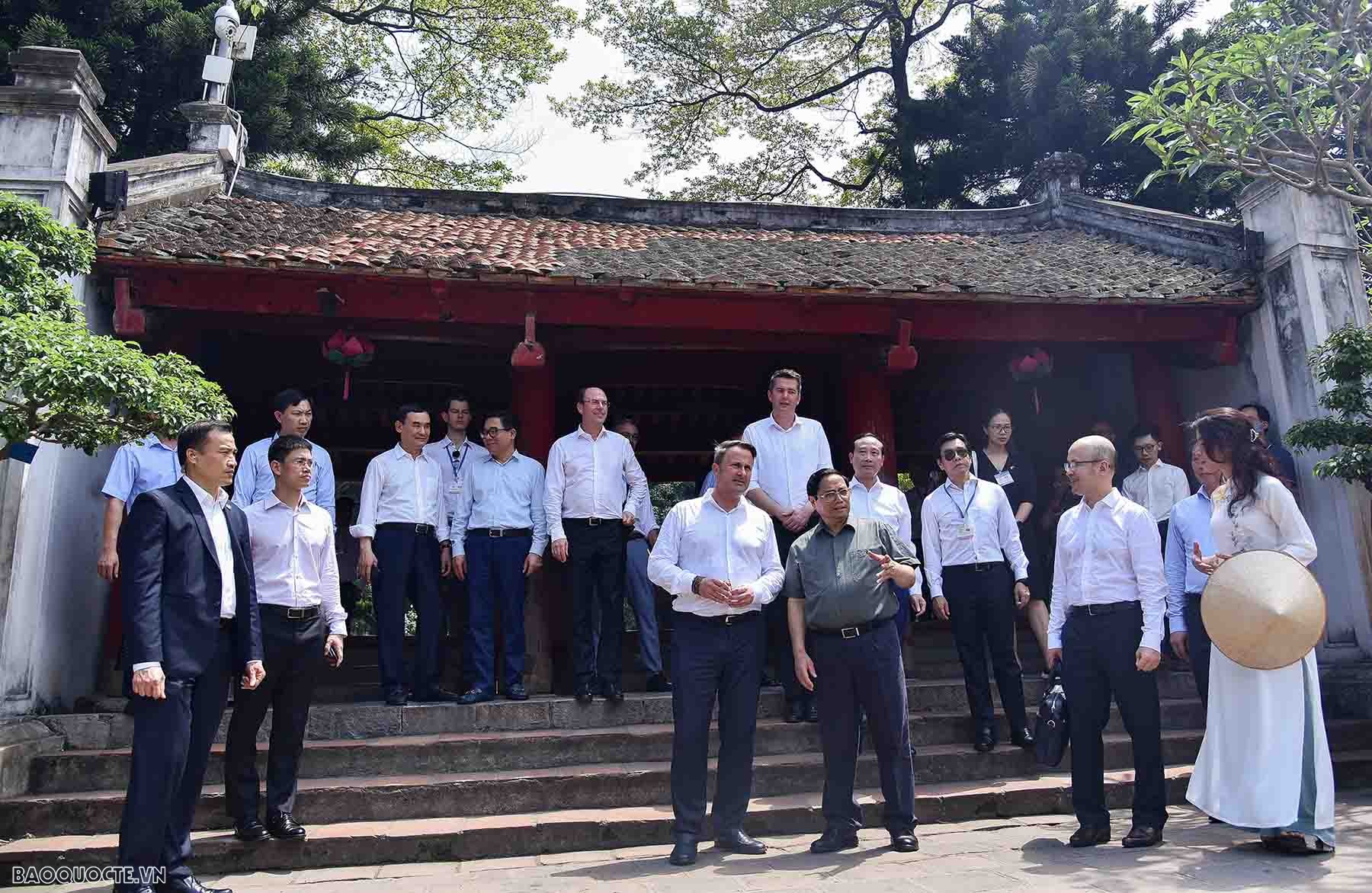 Hai Thủ tướng Việt Nam và Luxembourg thăm quan Văn Miếu-Quốc Tử Giám Hai Thủ tướng Việt Nam và Luxembourg thăm quan Văn Miếu-Quốc Tử Giám