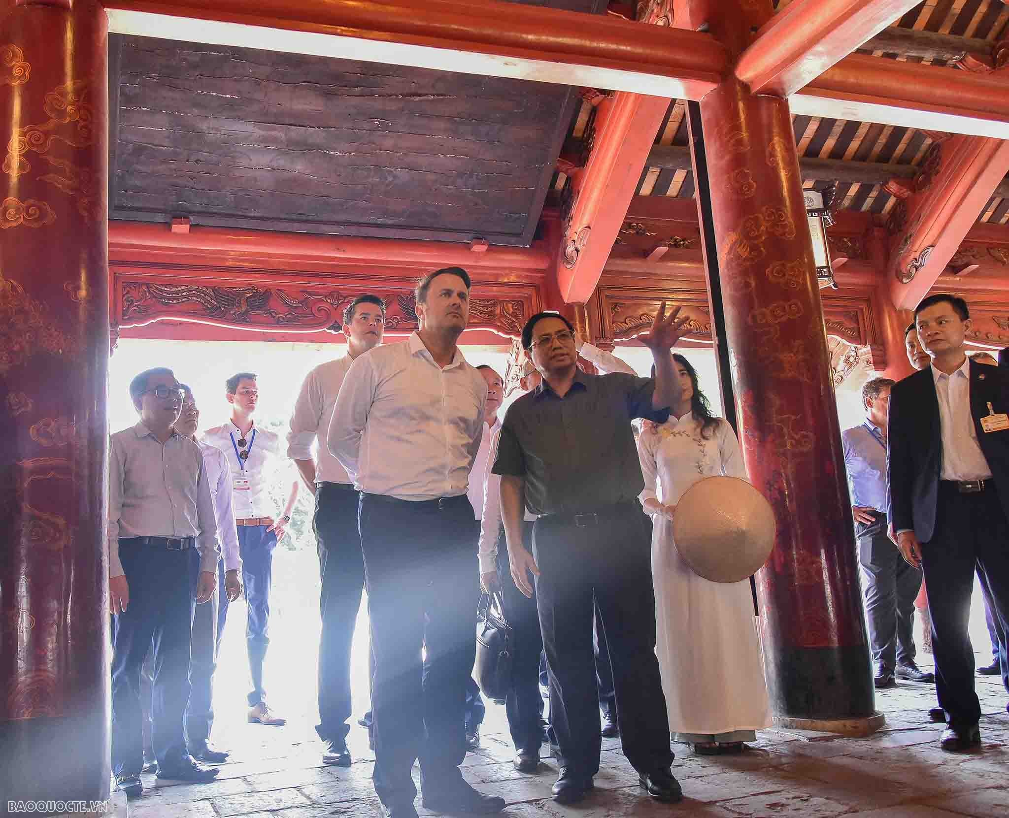 Hai Thủ tướng Việt Nam và Luxembourg thăm quan Văn Miếu-Quốc Tử Giám Hai Thủ tướng Việt Nam và Luxembourg thăm quan Văn Miếu-Quốc Tử Giám