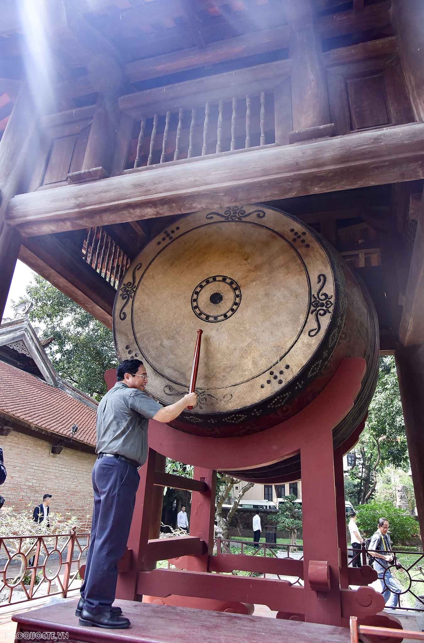 Hai Thủ tướng Việt Nam và Luxembourg thăm quan Văn Miếu-Quốc Tử Giám Hai Thủ tướng Việt Nam và Luxembourg thăm quan Văn Miếu-Quốc Tử Giám