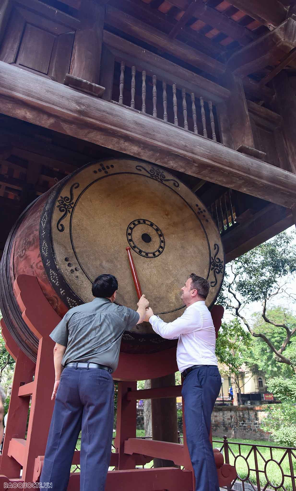 Hai Thủ tướng Việt Nam và Luxembourg thăm quan Văn Miếu-Quốc Tử Giám Hai Thủ tướng Việt Nam và Luxembourg thăm quan Văn Miếu-Quốc Tử Giám