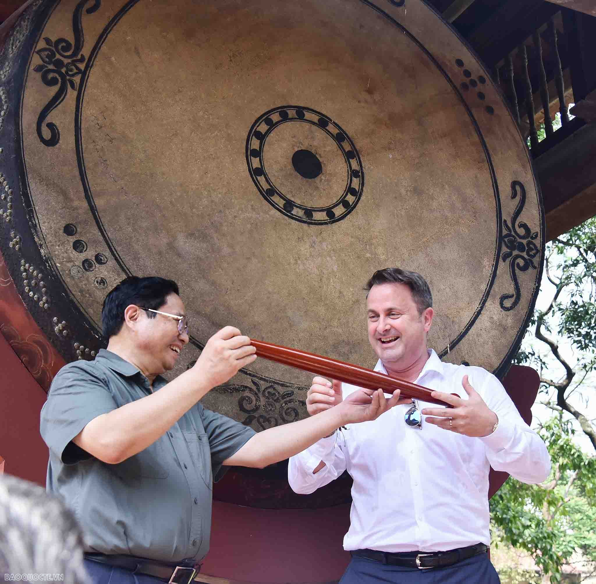 Hai Thủ tướng Việt Nam và Luxembourg thăm quan Văn Miếu-Quốc Tử Giám Hai Thủ tướng Việt Nam và Luxembourg thăm quan Văn Miếu-Quốc Tử Giám