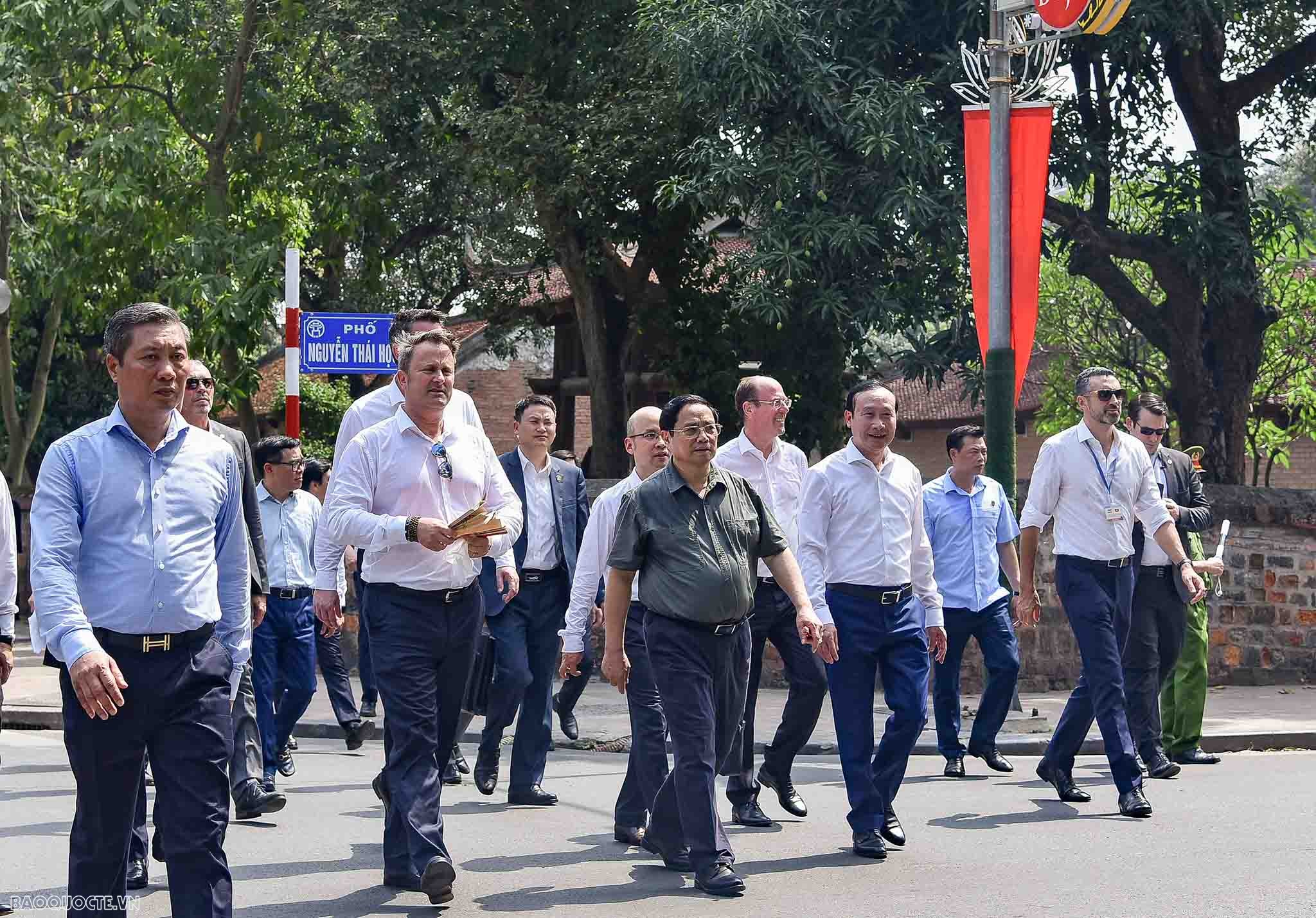 Hai Thủ tướng Việt Nam và Luxembourg thăm quan Văn Miếu-Quốc Tử Giám Hai Thủ tướng Việt Nam và Luxembourg thăm quan Văn Miếu-Quốc Tử Giám