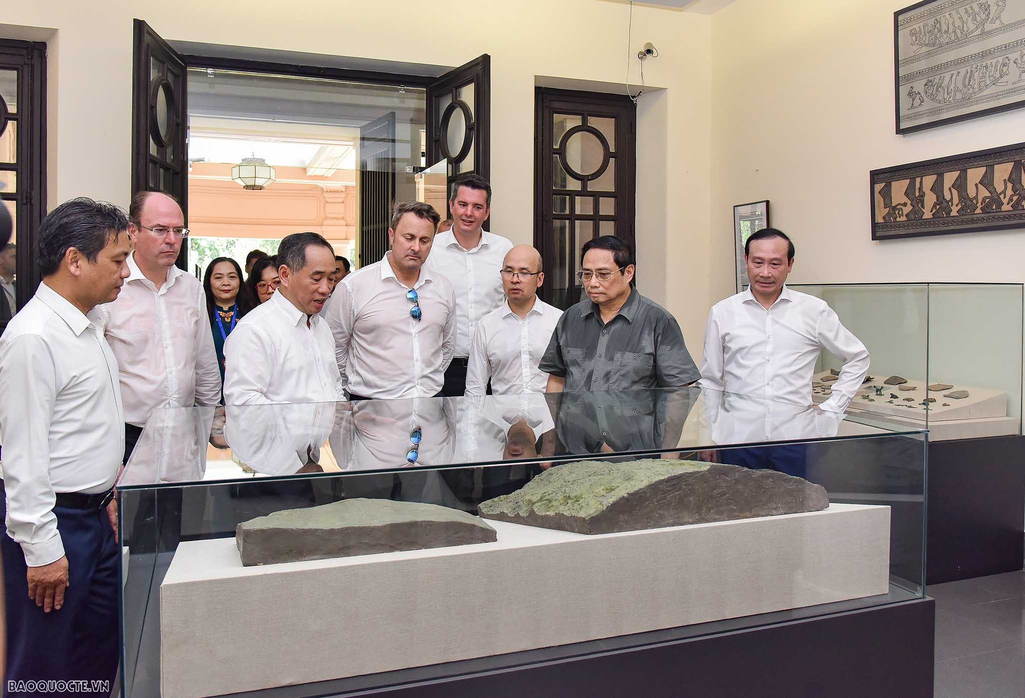 Hai Thủ tướng Việt Nam và Luxembourg thăm quan Văn Miếu-Quốc Tử Giám Hai Thủ tướng Việt Nam và Luxembourg thăm quan Văn Miếu-Quốc Tử Giám