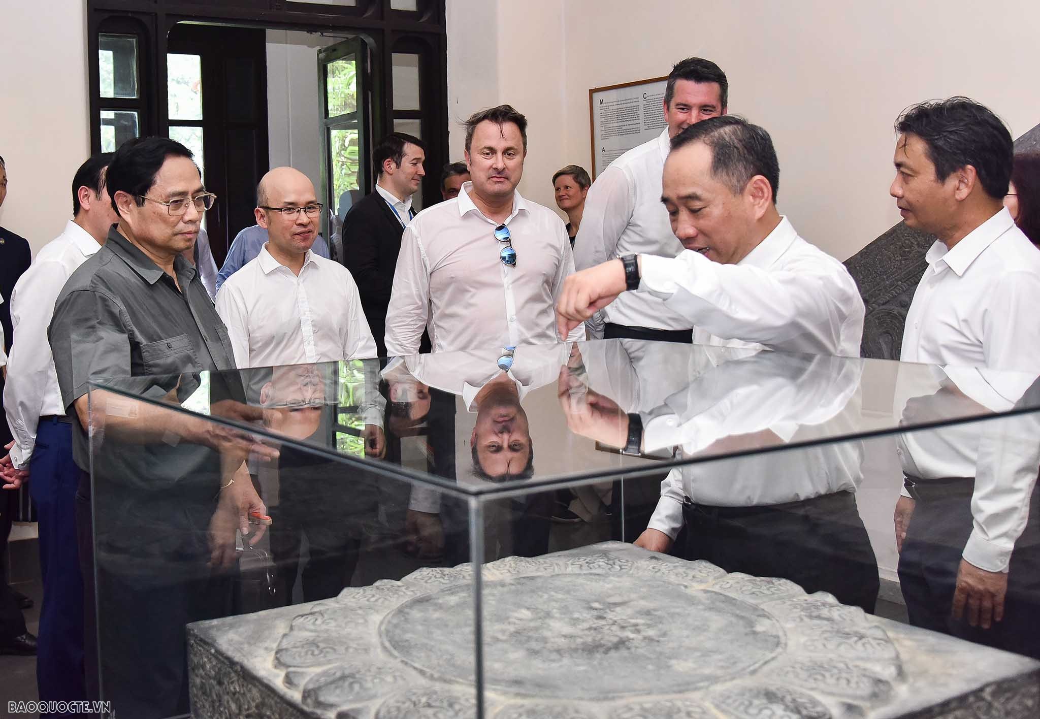 Hai Thủ tướng Việt Nam và Luxembourg thăm quan Văn Miếu-Quốc Tử Giám Hai Thủ tướng Việt Nam và Luxembourg thăm quan Văn Miếu-Quốc Tử Giám