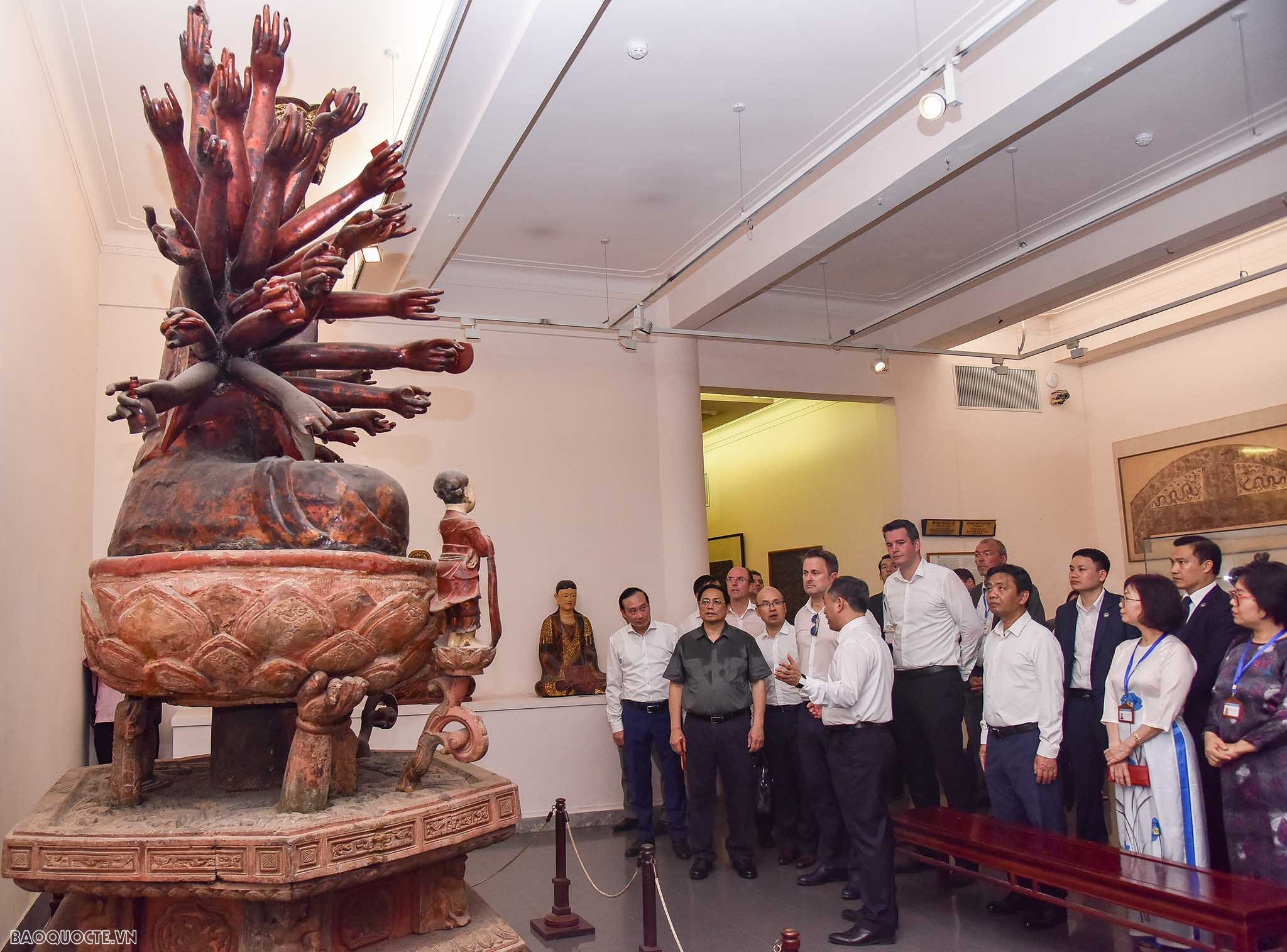 Hai Thủ tướng Việt Nam và Luxembourg thăm quan Văn Miếu-Quốc Tử Giám Hai Thủ tướng Việt Nam và Luxembourg thăm quan Văn Miếu-Quốc Tử Giám