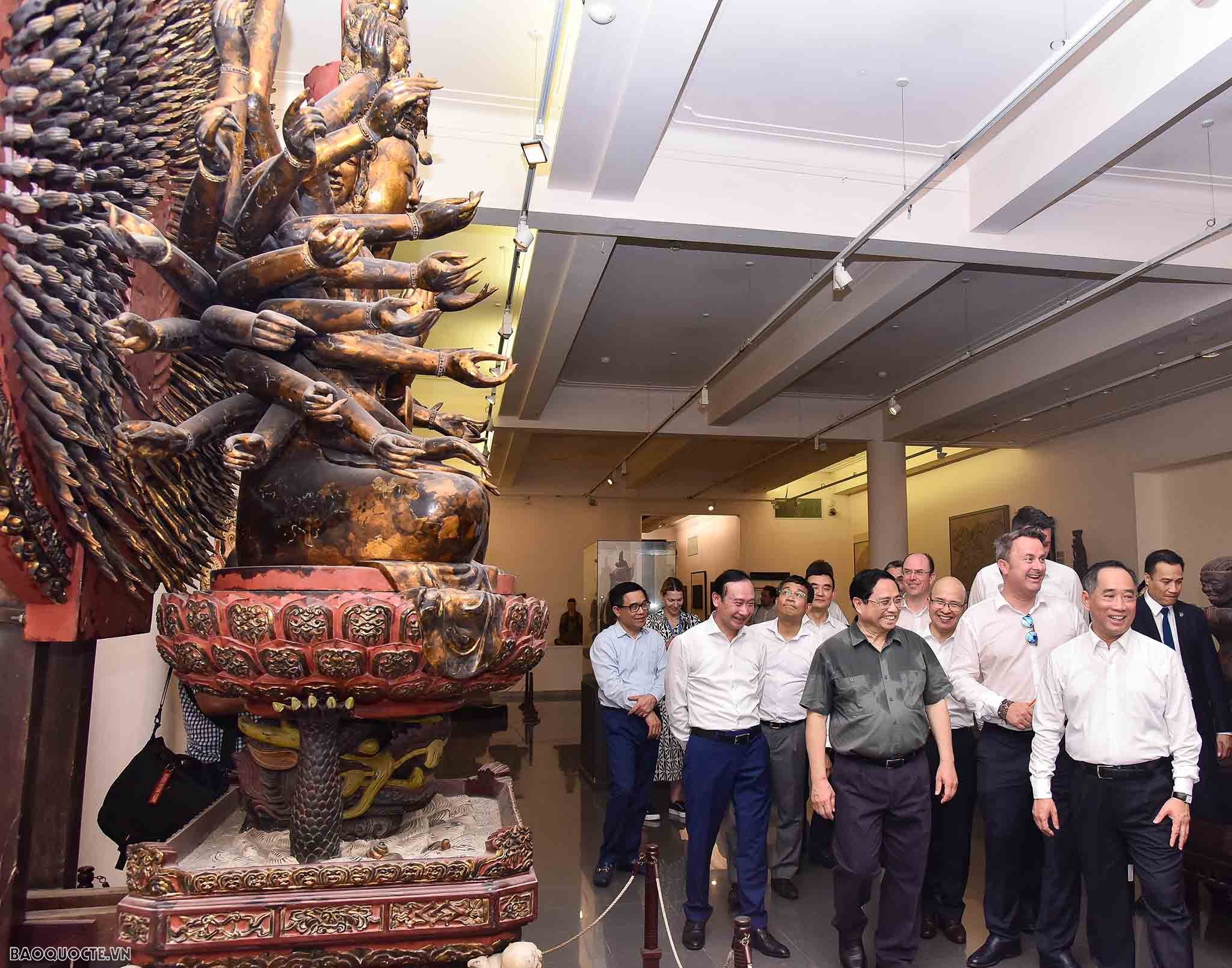 Hai Thủ tướng Việt Nam và Luxembourg thăm quan Văn Miếu-Quốc Tử Giám Hai Thủ tướng Việt Nam và Luxembourg thăm quan Văn Miếu-Quốc Tử Giám