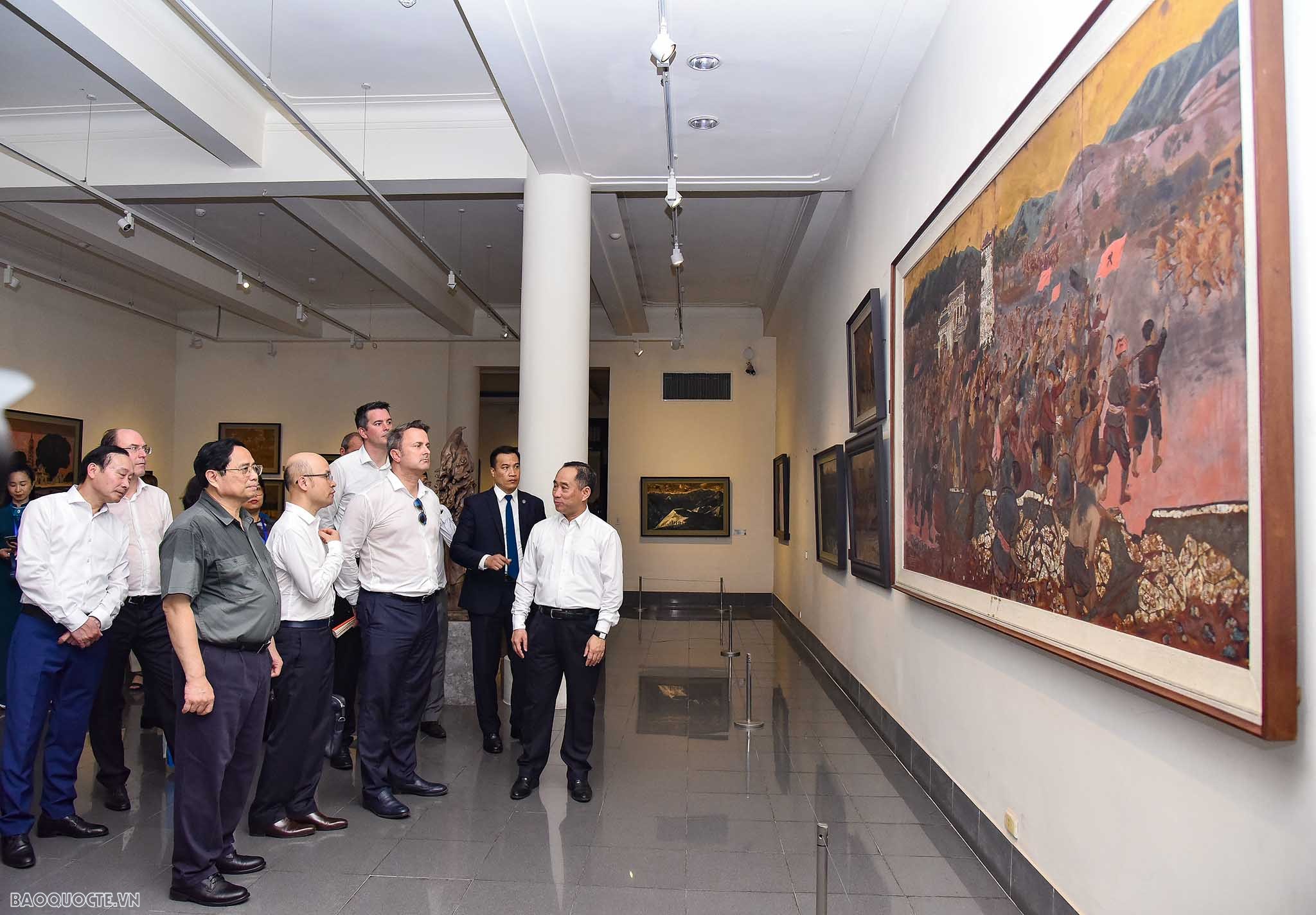 Hai Thủ tướng Việt Nam và Luxembourg thăm quan Văn Miếu-Quốc Tử Giám Hai Thủ tướng Việt Nam và Luxembourg thăm quan Văn Miếu-Quốc Tử Giám