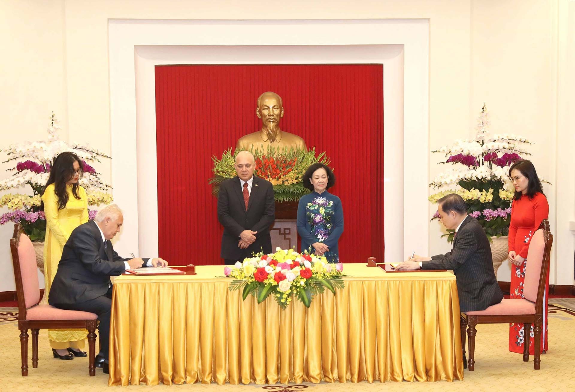 Thường trực Ban Bí thư Trương Thị Mai và Thường trực Ban Bí thư Đảng Cộng sản Cuba Roberto Morales Ojeda chứng kiến Lễ ký thoả thuận trao đổi và hợp tác giữa hai Đảng. (Nguồn: TTXVN)