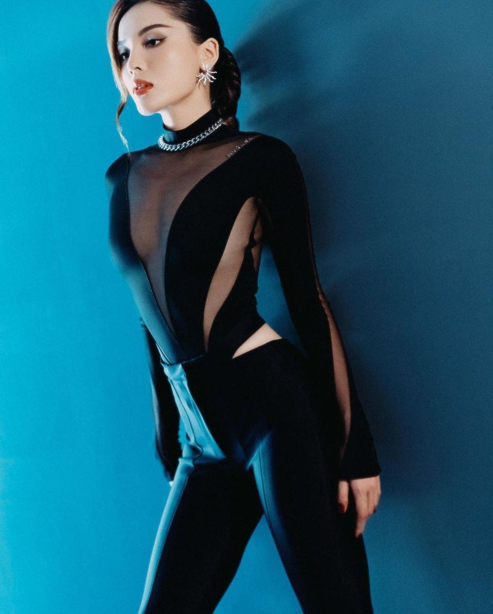 Sao Việt: Lý Nhã Kỳ thả thính đỉnh cao, NSND Thu Hà hóa cô thôn nữ