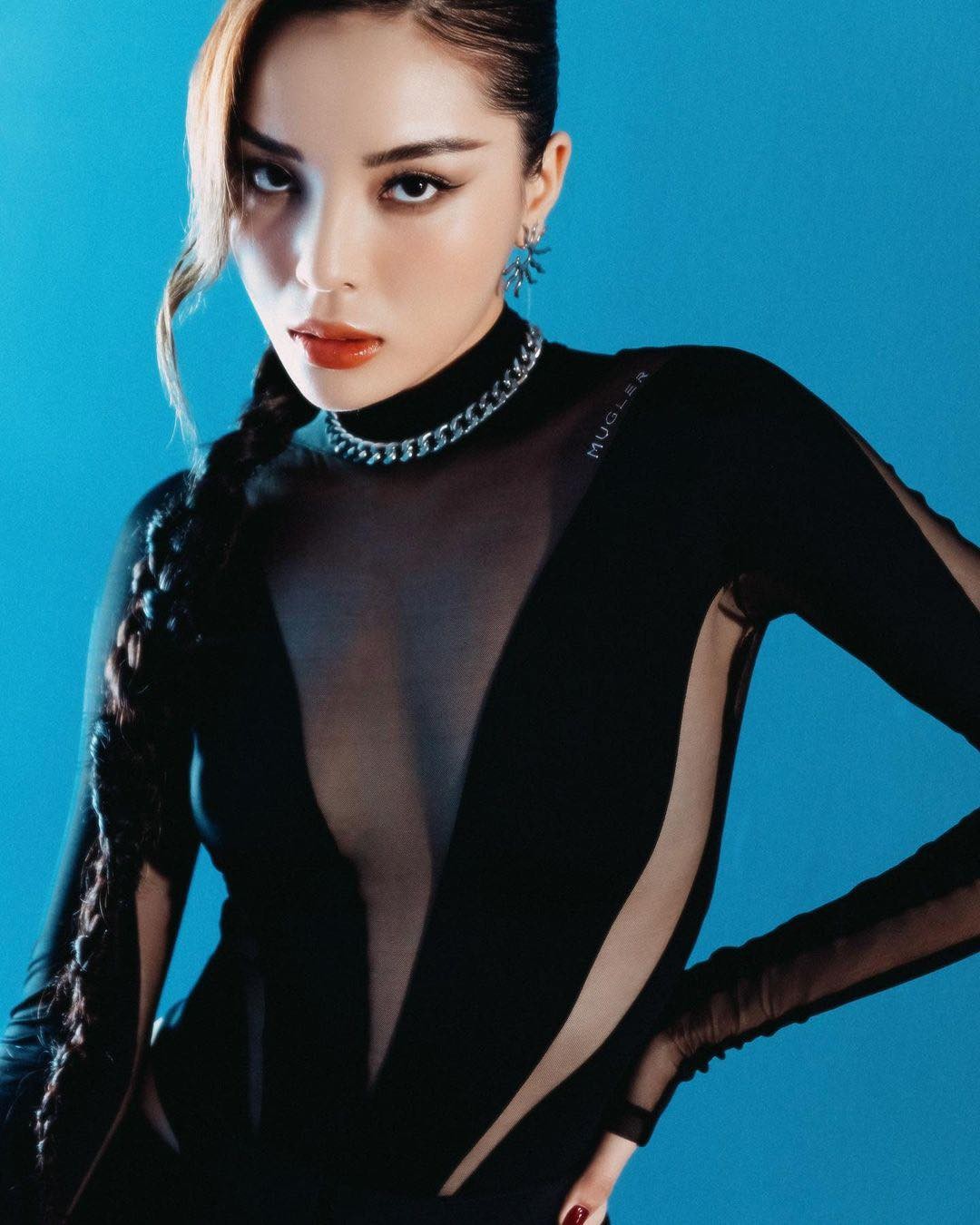 Sao Việt: Lý Nhã Kỳ thả thính đỉnh cao, NSND Thu Hà hóa cô thôn nữ