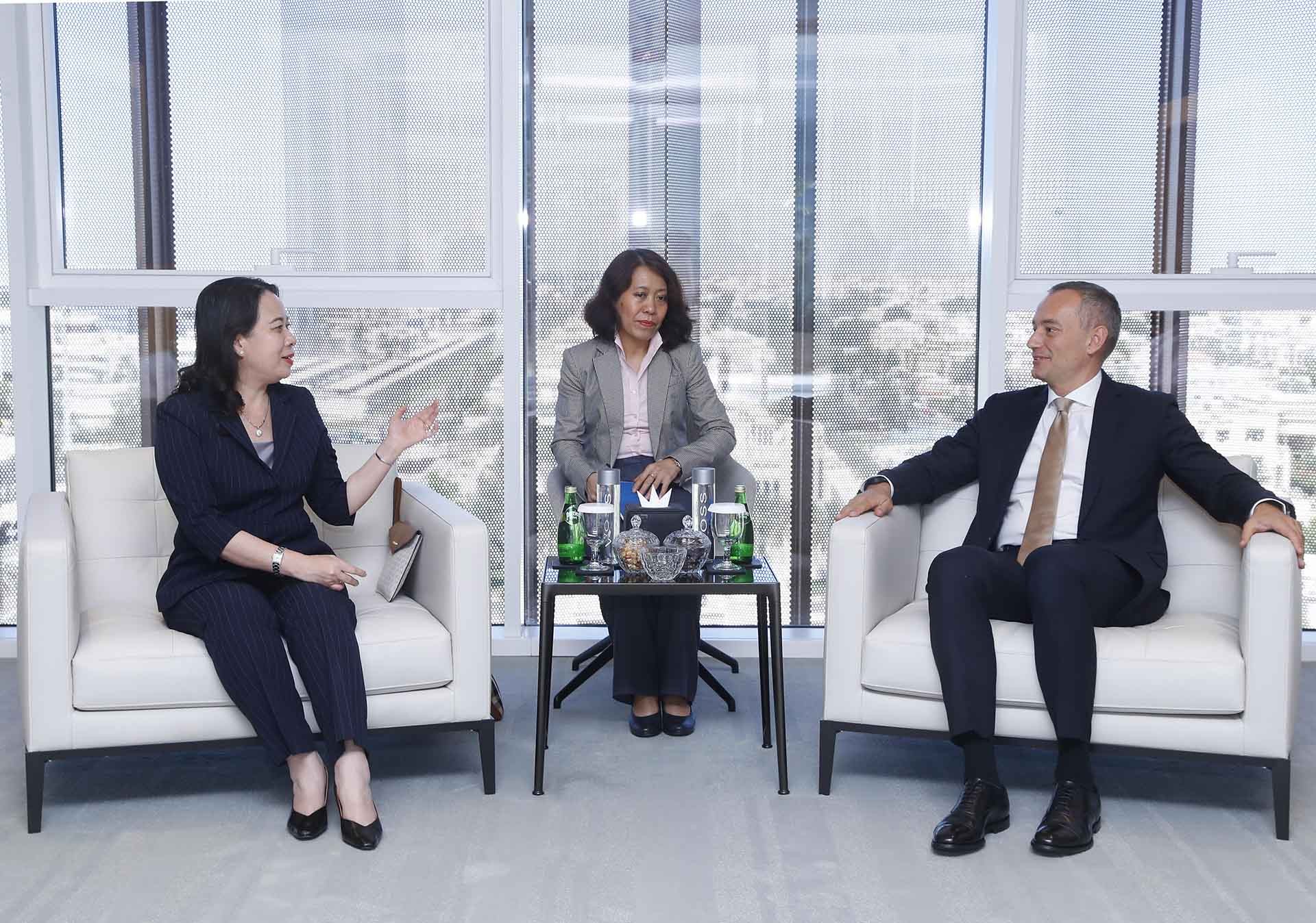 Phó Chủ tịch nước Võ Thị Ánh Xuân gặp lãnh đạo Học viện Ngoại giao Anwar Gargash. (Nguồn: TTXVN)