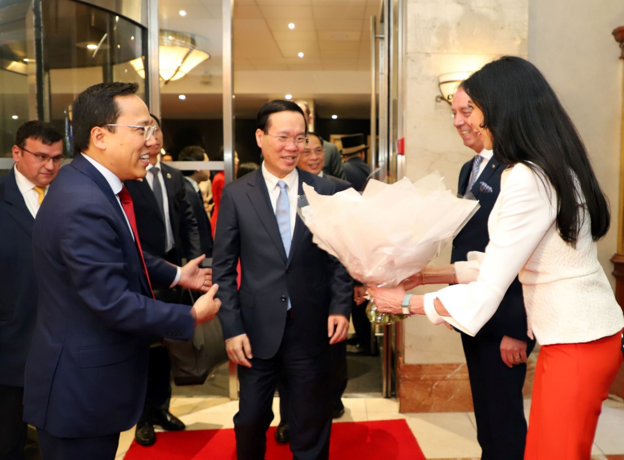 Chủ tịch nước Võ Văn Thưởng đến London, bắt đầu chương trình tham dự Lễ đăng quang của Nhà vua Anh