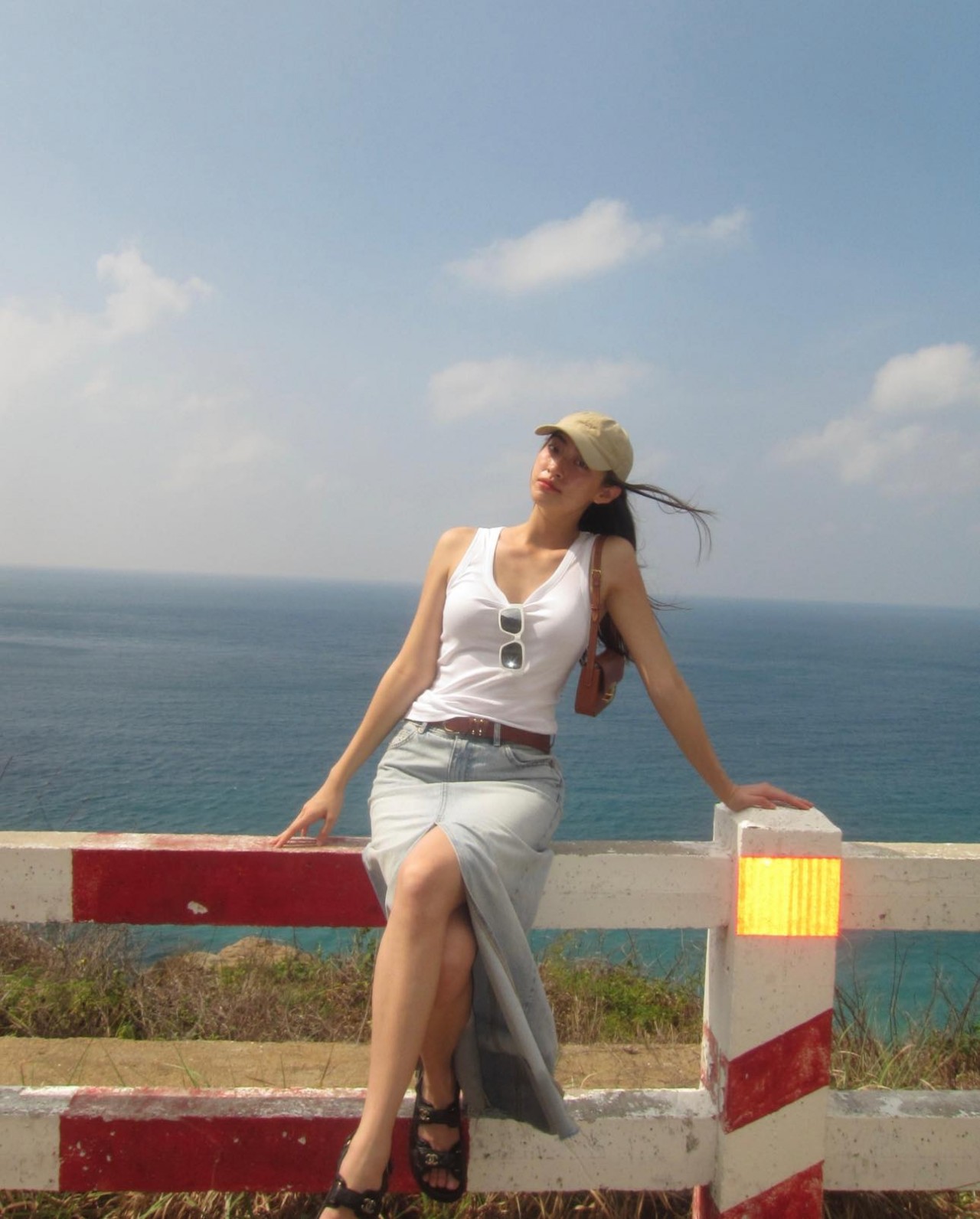 Thời trang đời thường năng động của Lương Thùy Linh