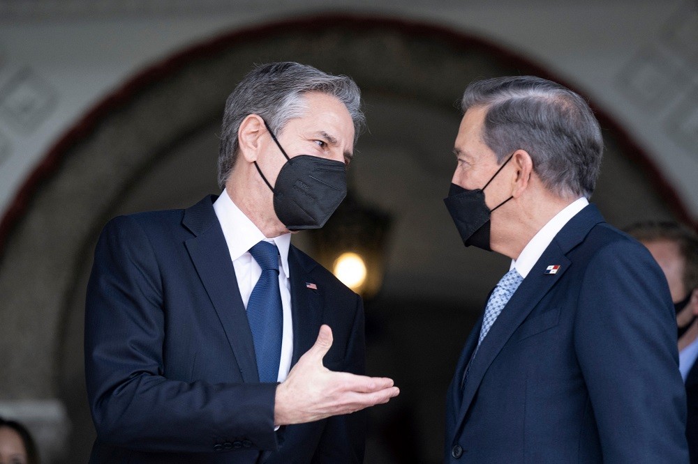 (05.05) Ngoại trưởng Mỹ Antony Blinken (trái) trao đổi cùng Tổng thống Panama Laurentino Cortizo trong khuôn khổ chuyến thăm đất nước Trung Mỹ ngày 19/4. (Nguồn: Reuters)