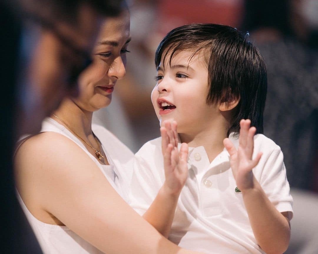 Diễn viên và con trai khi theo dõi bé Zia biểu diễn từ hàng ghế khán giả.