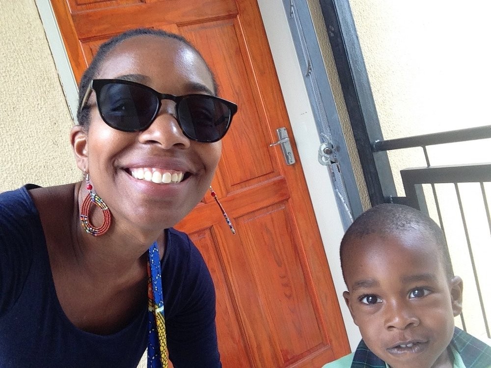 Chị Kaylan Reid và con trai học cách thích nghi với môi trường mới.. (Nguồn: aainafrica.com Chị Kaylan Reid và con trai học cách thích nghi với môi trường mới.. (Nguồn: aainafrica.com