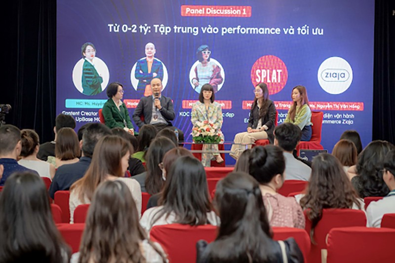 Vân Anh rất chăm chỉ chia sẻ giá trị đến cộng đồng xung quanh. Vân Anh rất chăm chỉ chia sẻ giá trị đến cộng đồng xung quanh.