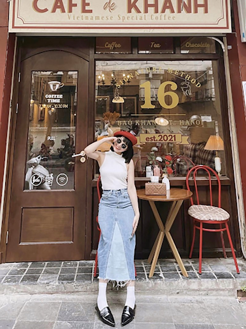 Vân Anh luôn biết cách khiến bản thân thật rạng rỡ mỗi ngày. Vân Anh luôn biết cách khiến bản thân thật rạng rỡ mỗi ngày.