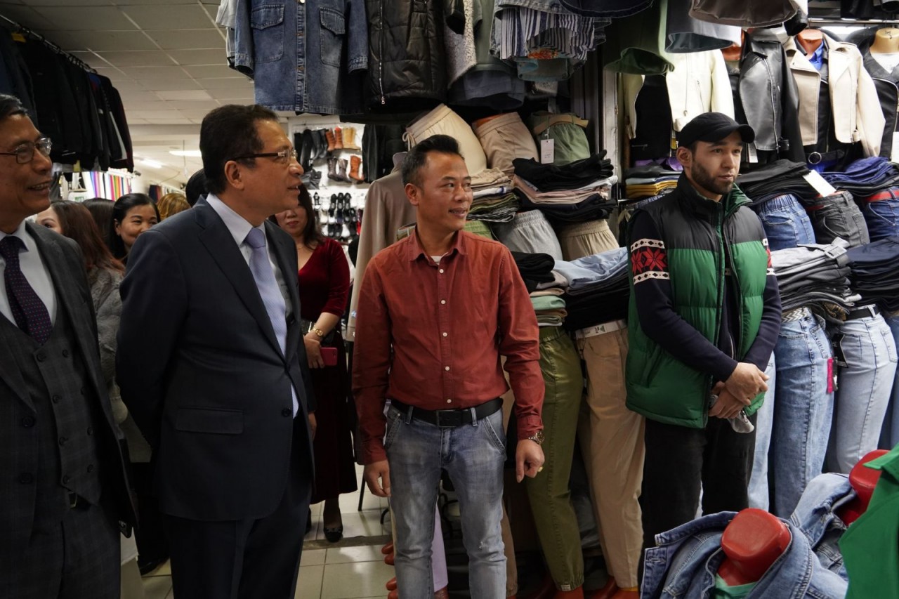 Đại sứ Đặng Minh Khôi gặp gỡ, thăm hỏi người Việt kinh doanh ở chợ Teply Stan, Nga