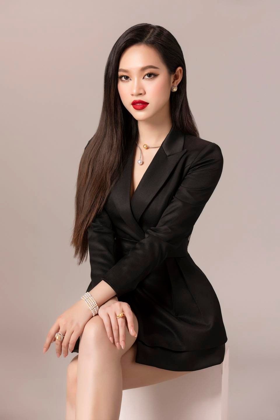 Á hậu Trịnh Thùy Linh