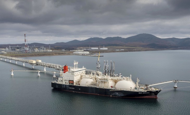 Tàu Sun Arrows đang lấy khí tự nhiên hóa lỏng từ dự án Sakhalin-2 tại cảng Prigorodnoye, Nga Tàu Sun Arrows đang lấy khí tự nhiên hóa lỏng từ dự án Sakhalin-2 tại cảng Prigorodnoye, Nga