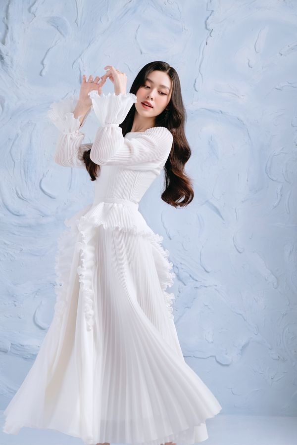 Á hậu Tường San đẹp xuất sắc trong...