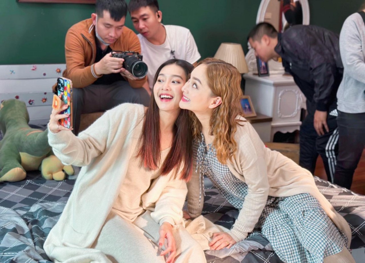 Soi hậu trường hài hước, đáng yêu phim Gia đình mình vui bất thình lình