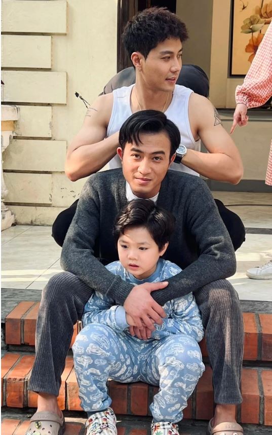 Soi hậu trường hài hước, đáng yêu phim Gia đình mình vui bất thình lình