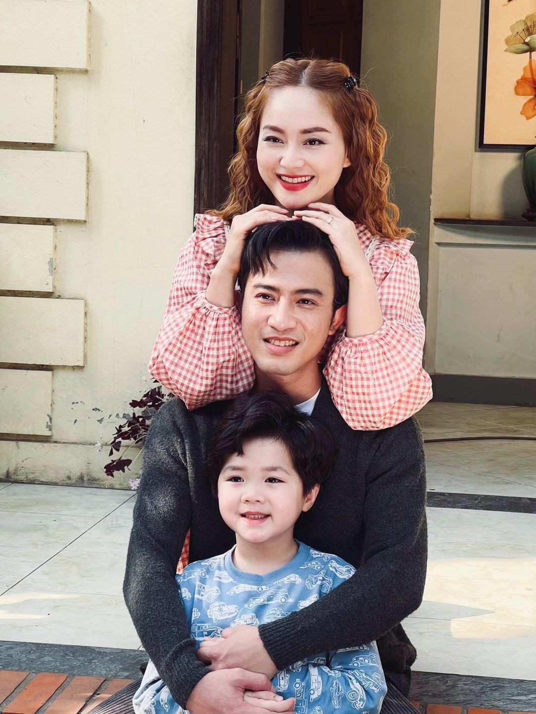 Soi hậu trường hài hước, đáng yêu phim Gia đình mình vui bất thình lình Soi hậu trường hài hước, đáng yêu phim Gia đình mình vui bất thình lình