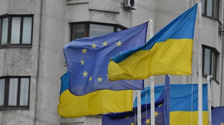 Cờ của Ukraine và Liên minh Châu Âu vẫy tại Quảng trường Châu Âu ở Kiev vào ngày 24 tháng 6 năm 2022. (AFP) Cờ của Ukraine và Liên minh Châu Âu vẫy tại Quảng trường Châu Âu ở Kiev vào ngày 24 tháng 6 năm 2022. (AFP)