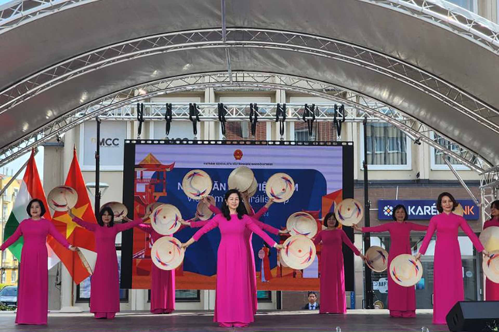 Biểu diễn văn nghệ.