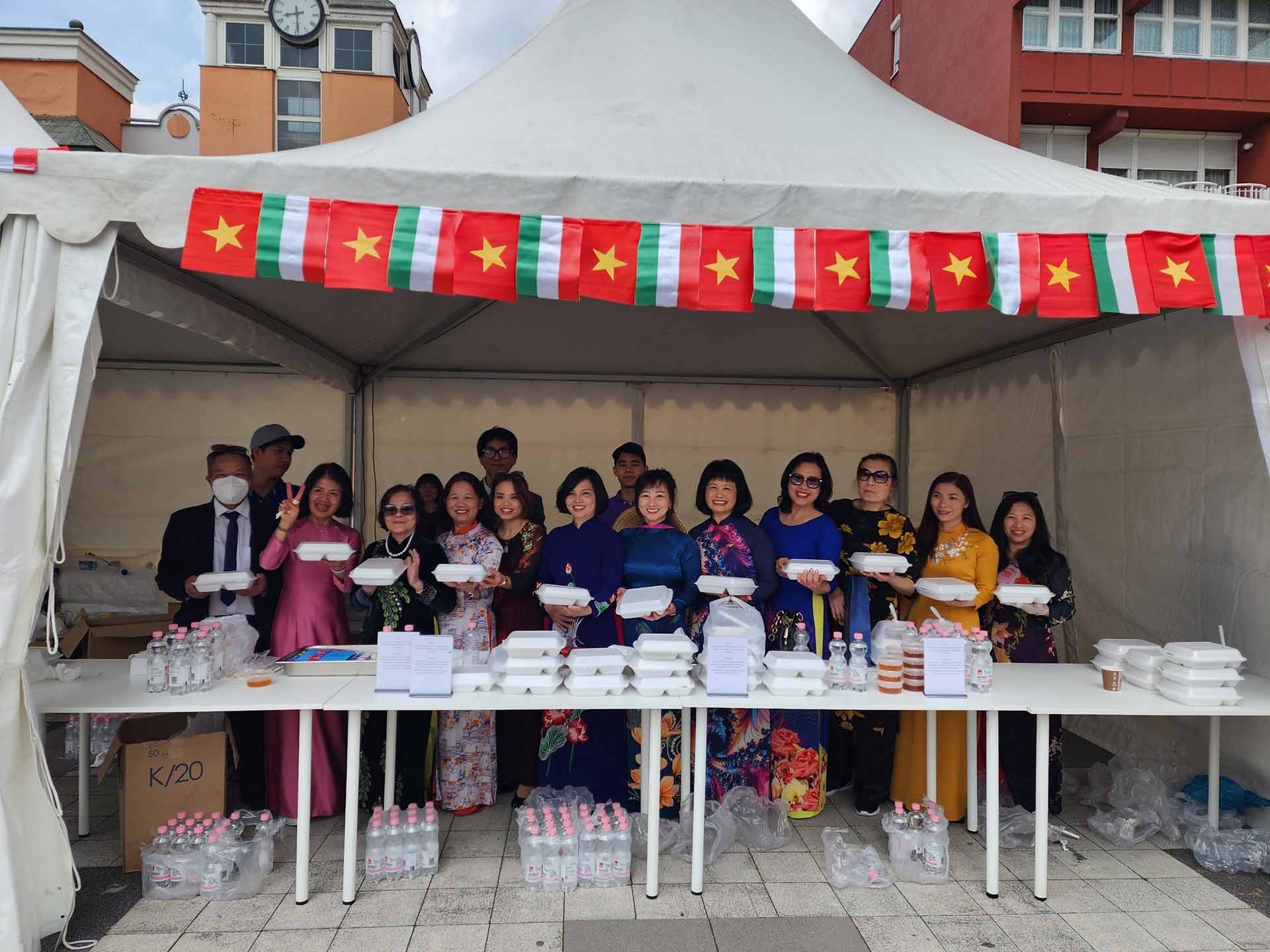 Phát miễn phí thức ăn nước uống.