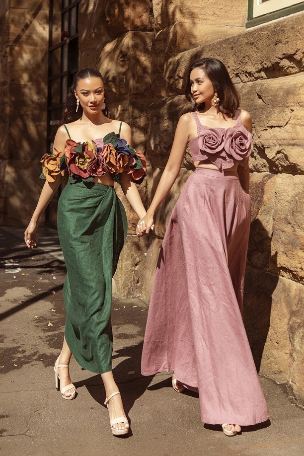 Hoa hậu Ngọc Châu và Á hậu Kim Duyên (váy xanh) diện những mẫu trang phục linen, chất liệu mộc mạc, thân thiện với môi trường, được NTK Đỗ Mạnh Cường tích cực lăng xê cho mùa Hè.