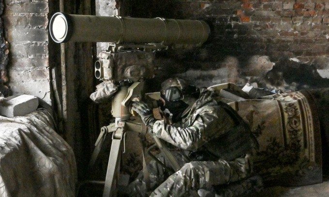 Tay súng Wagner vận hành tên lửa chống tăng dẫn đường tại Bakhmut cuối tháng 4. Ảnh: Ria Novosti