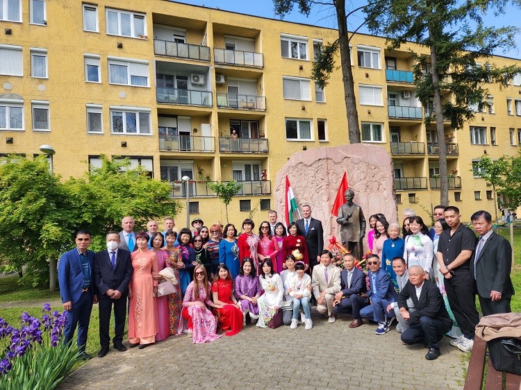 Cộng đồng người Việt tại Hungary dâng hoa kỷ niệm lần thứ 133 ngày sinh Chủ tịch Hồ Chí Minh