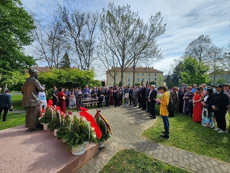 Cộng đồng người Việt tại Hungary dâng hoa kỷ niệm lần thứ 133 ngày sinh Chủ tịch Hồ Chí Minh
