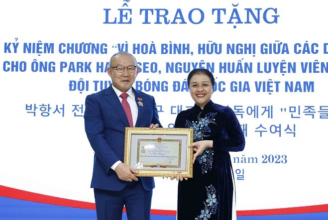 Ông Park Hang-seo: 'Tôi vẫn luôn tìm cách có thể báo đáp lại tình yêu người dân Việt Nam' Ông Park Hang-seo: 'Tôi vẫn luôn tìm cách để có thể báo đáp lại tình yêu của người dân Việt Nam'