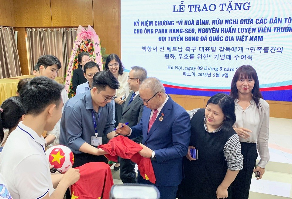 Ông Park Hang-seo: 'Tôi vẫn luôn tìm cách có thể báo đáp lại tình yêu người dân Việt Nam' Ông Park Hang-seo: 'Tôi vẫn luôn tìm cách để có thể báo đáp lại tình yêu của người dân Việt Nam'