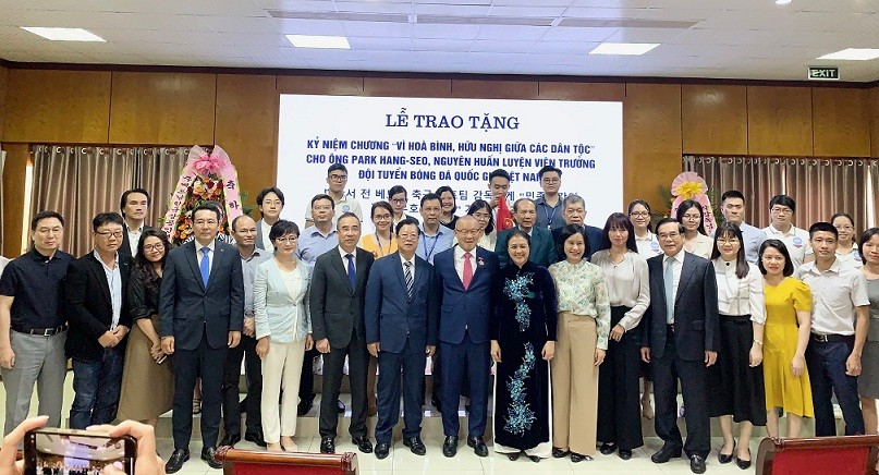 Ông Park Hang-seo: 'Tôi vẫn luôn tìm cách có thể báo đáp lại tình yêu người dân Việt Nam' Ông Park Hang-seo: 'Tôi vẫn luôn tìm cách để có thể báo đáp lại tình yêu của người dân Việt Nam'