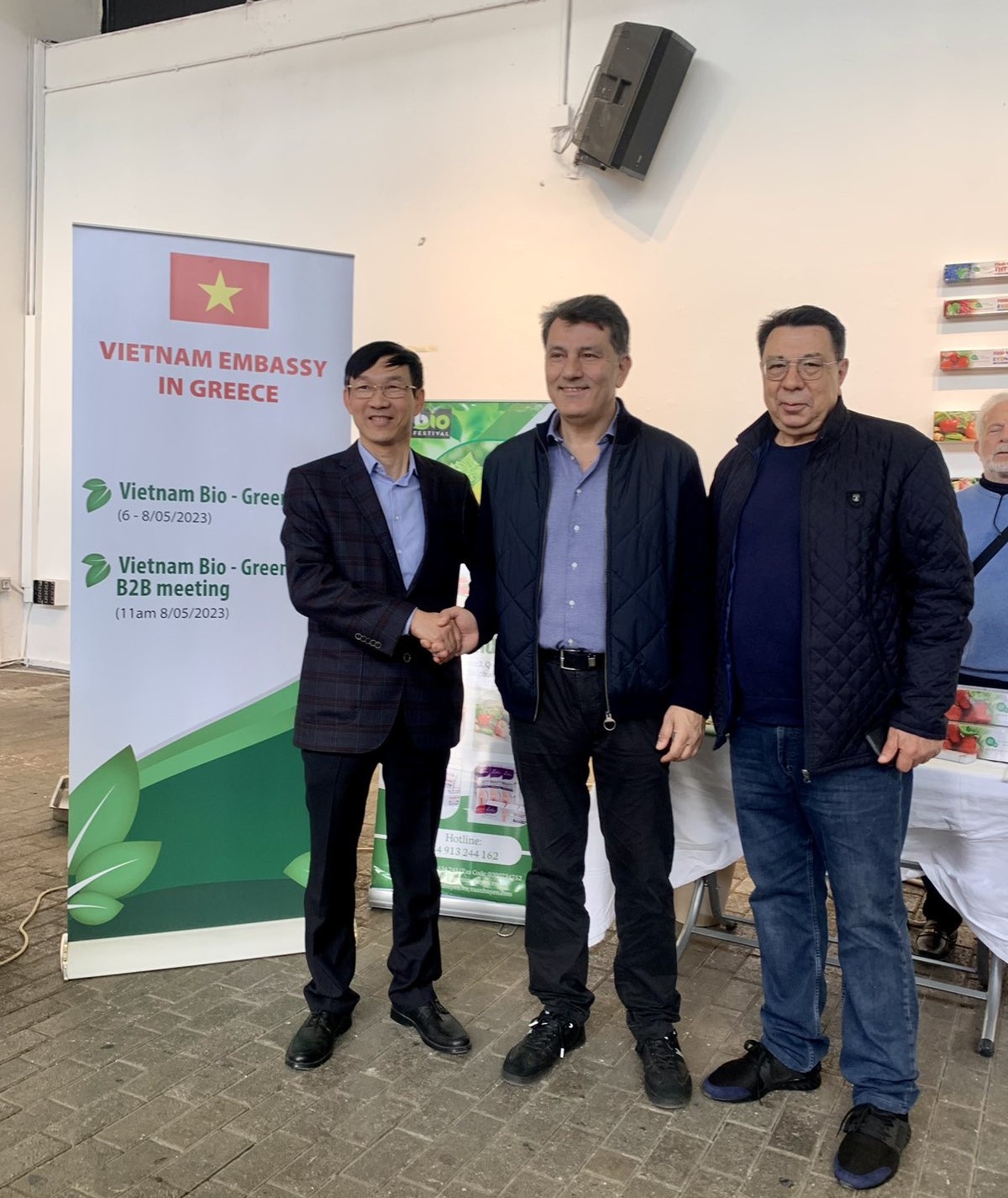 (05.09) Đại sứ Lê Hồng Trường (ngoài cùng bên trái) đón Chủ tịch Hội đồng Attica, Athens ghé thăm gian hàng. (Nguồn: Đại sứ quán Việt Nam tại Hy Lạp)