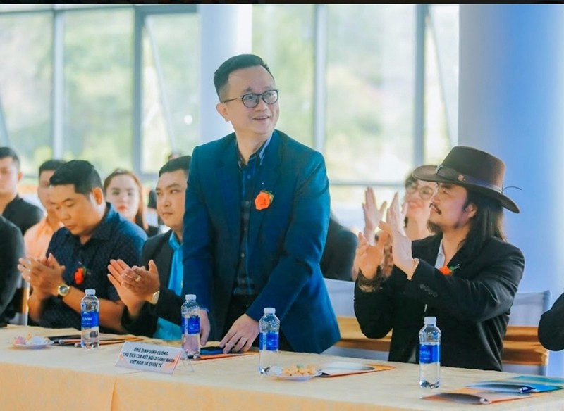 Ông Đinh Vĩnh Cường – Chủ tịch 365 Group, Chủ tịch CLB kết nối Doanh nhân Việt Nam và Quốc tế (VIENC) đơn vị kết nối xúc tiến các hoạt động du lịch giữa doanh nghiệp Ấn Độ và các công ty du lịch địa phương tại TP.Đà Lạt, tỉnh Lâm Đồng. Ông Đinh Vĩnh Cường – Chủ tịch 365 Group, Chủ tịch CLB kết nối Doanh nhân Việt Nam và Quốc tế (VIENC) đơn vị kết nối xúc tiến các hoạt động du lịch giữa doanh nghiệp Ấn Độ và các công ty du lịch địa phương tại TP.Đà Lạt, tỉnh Lâm Đồng.