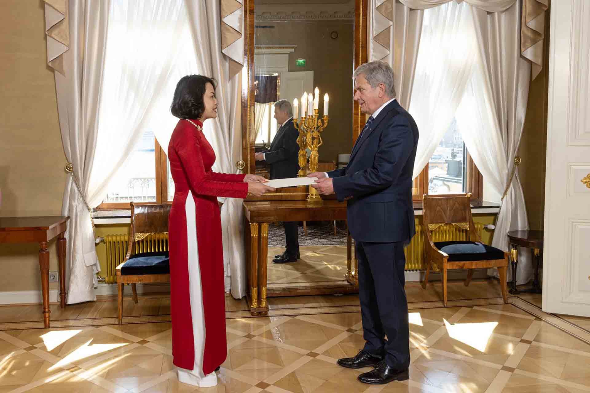 Đại sứ Phạm Thị Thanh Bình trình Thư ủy nhiệm thư lên Tổng thống Phần Lan Sauli Niinistö. (Nguồn: Văn phòng Tổng thống Phần Lan)